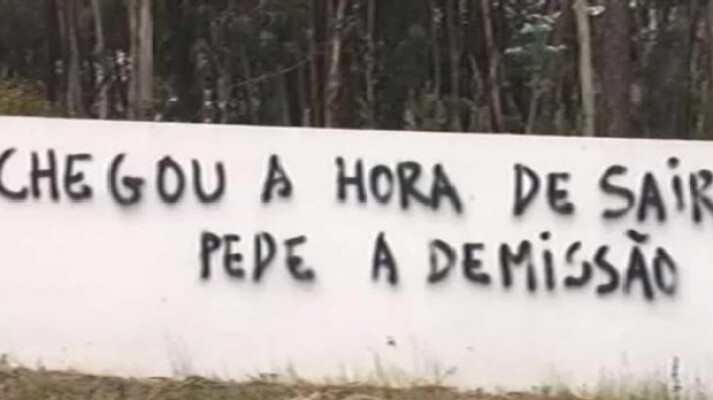 vandalizados-muros-do-condominio-onde-reside-pinto-da-costa-image