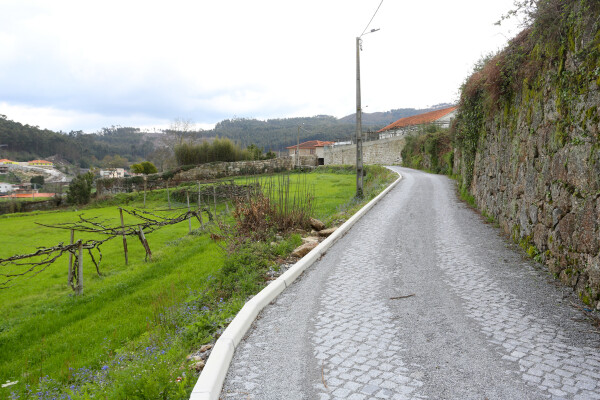 mais-uma-rua-em-terra-pavimentada-em-vilarinho-image
