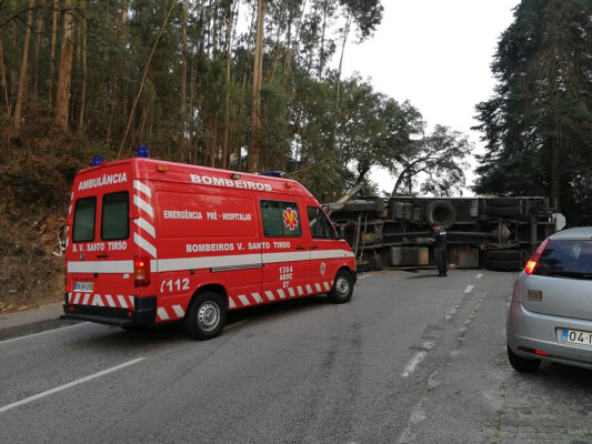 camiao-despista-se-em-santiago-da-carreira-image