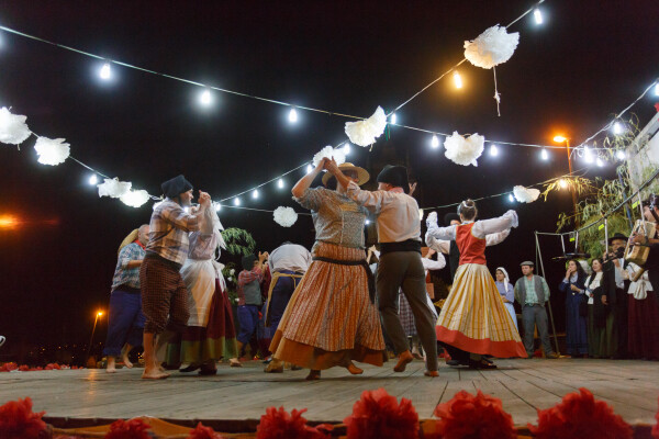 dancas-do-mundo-vao-ter-palco-na-praca-25-de-abril-image
