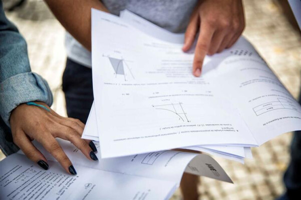 escolas-abrem-a-meia-noite-para-afixar-notas-de-exames-image